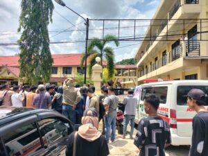 Tak Terima Kadesnya Jadi Tersangka, Masyarakat Sekar Mengkuang Serahkan Semua Aset Desa ke Polres Bungo