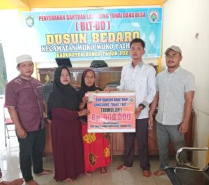 Pemdus Bedaro Salurkan BLT-DD Tahap Pertama Ke 44 KPM