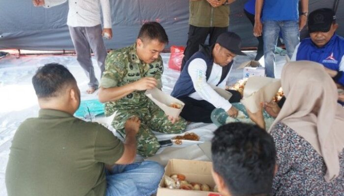 Ketua DPRD Bungo Turun ke Tenda Pengungsian Siapkan Makanan